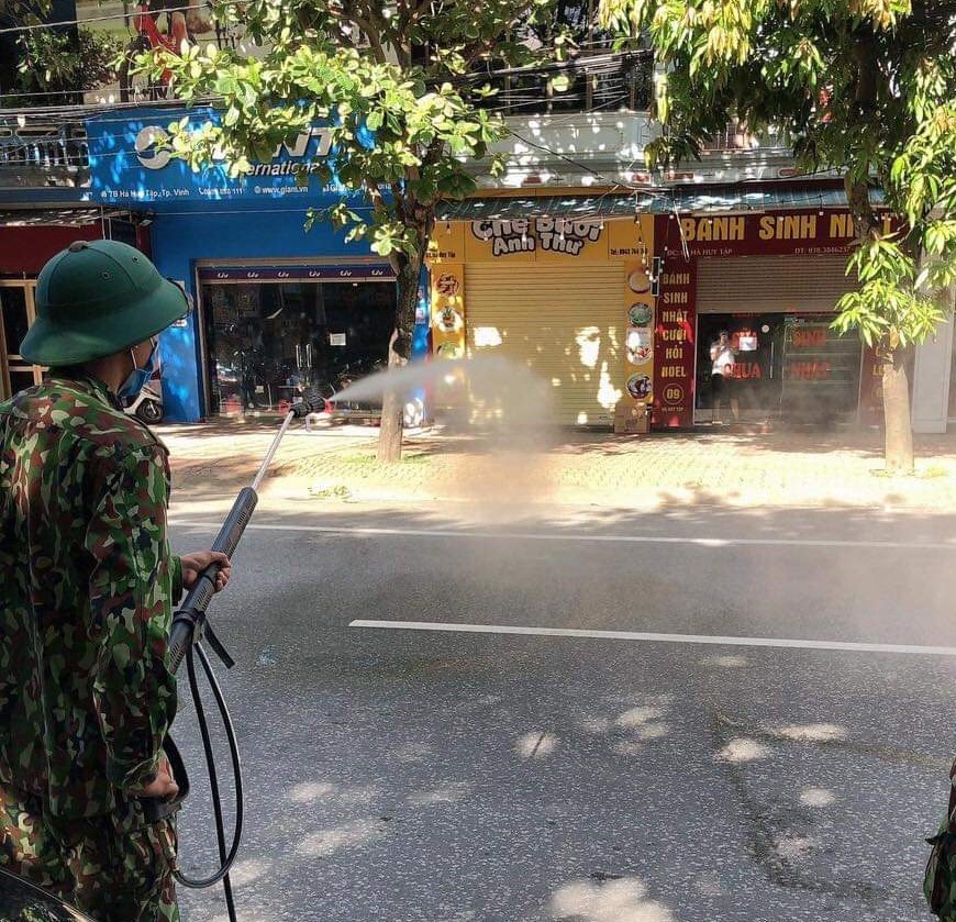 Các chiến sĩ Quân khu 4 tiến hành phun khử khuẩn tại phường Hà Huy Tập (TP.Vinh, Nghệ An). Ảnh: PV