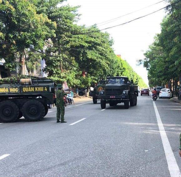 Trong sáng 14.6, xe đặc chủng của Bộ Tư lệnh Quân khu 4 có mặt tại TP.Vinh. Ảnh: PV