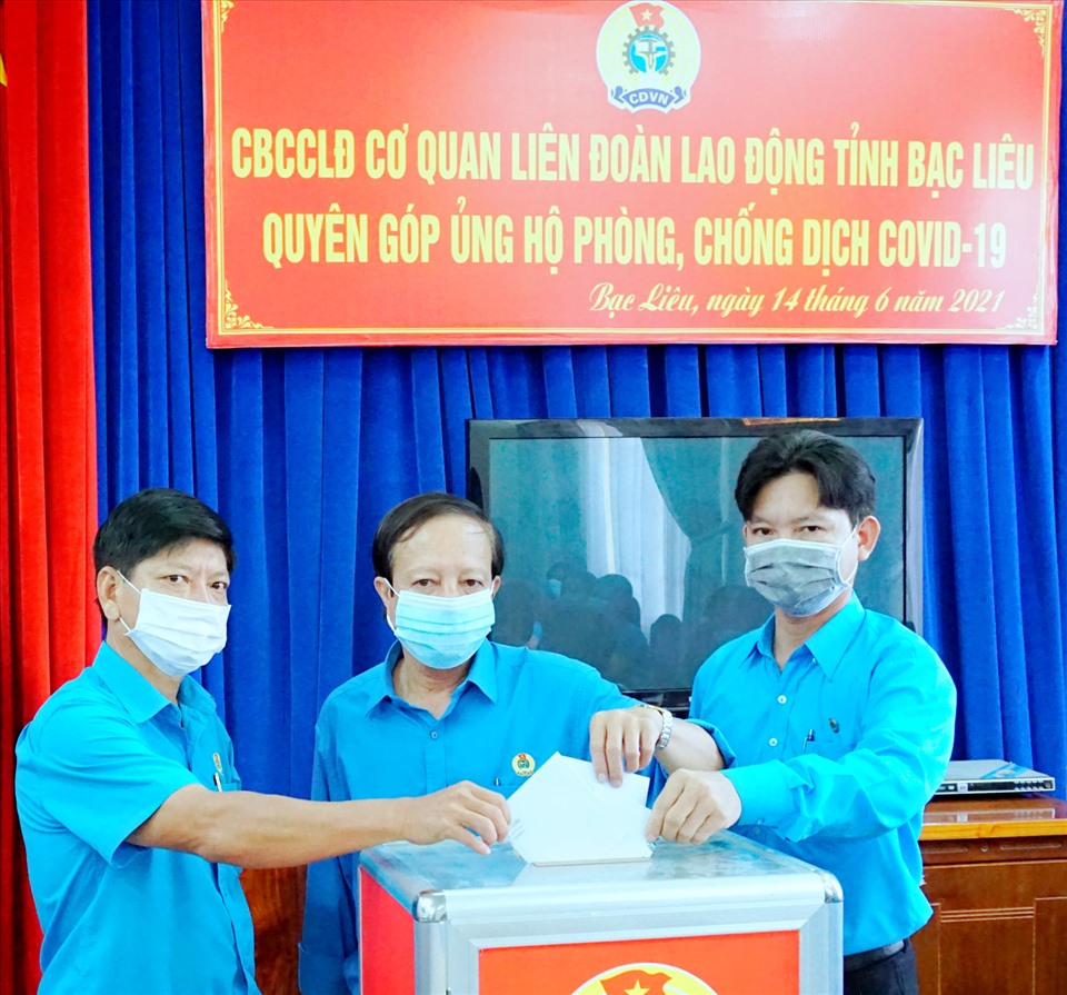 Lãnh đạo LĐLĐ tỉnh Bạc Liêu ủng hộ quỹ phòng, chống dịch COVID-19. Ảnh: Lộc Tới