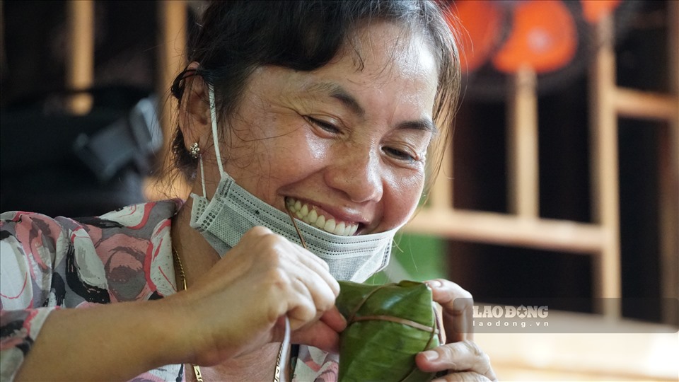 Vui vẻ gói những chiếc bánh, bà Phan Thị Kim Phước cho biết: “Chúng tôi cảm thấy rất vui vì đã tự tay gói hơn 1.000 chiếc bánh lá dừa, bánh ú,… gửi tặng lực lượng tại các chốt kiểm soát phòng, chống dịch COVID-19”.