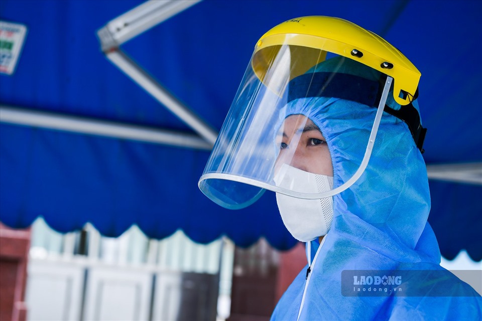 Ngoài bệnh nhân, người nhà mắc COVID-19, Bệnh viện K cơ sở Tân Triều đã ghi nhận 3 cán bộ y tế mắc COVID-19. Hơn 700 cán bộ y tế cách ly tại bệnh viện và hơn 1.000 cán bộ y tế tự cách ly tại gia đình đều đã có kết quả âm tính với virus SARS-CoV-2.