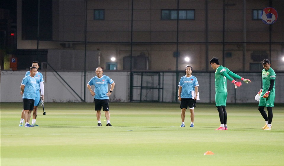 Huấn luyện viên Park Hang-seo và trợ lý Lee trong buổi tập tối 13.6 của đội tuyển Việt Nam. Ảnh: VFF