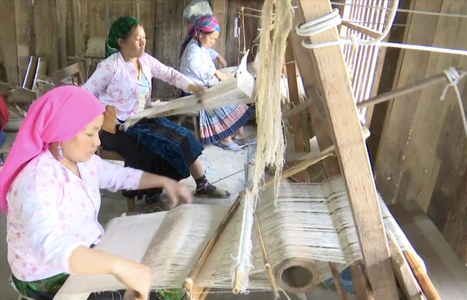 Nhiều phụ nữ Mông đã có được công việc làm ổn định từ nghề dệt thổ cẩm . Ảnh: P.Q