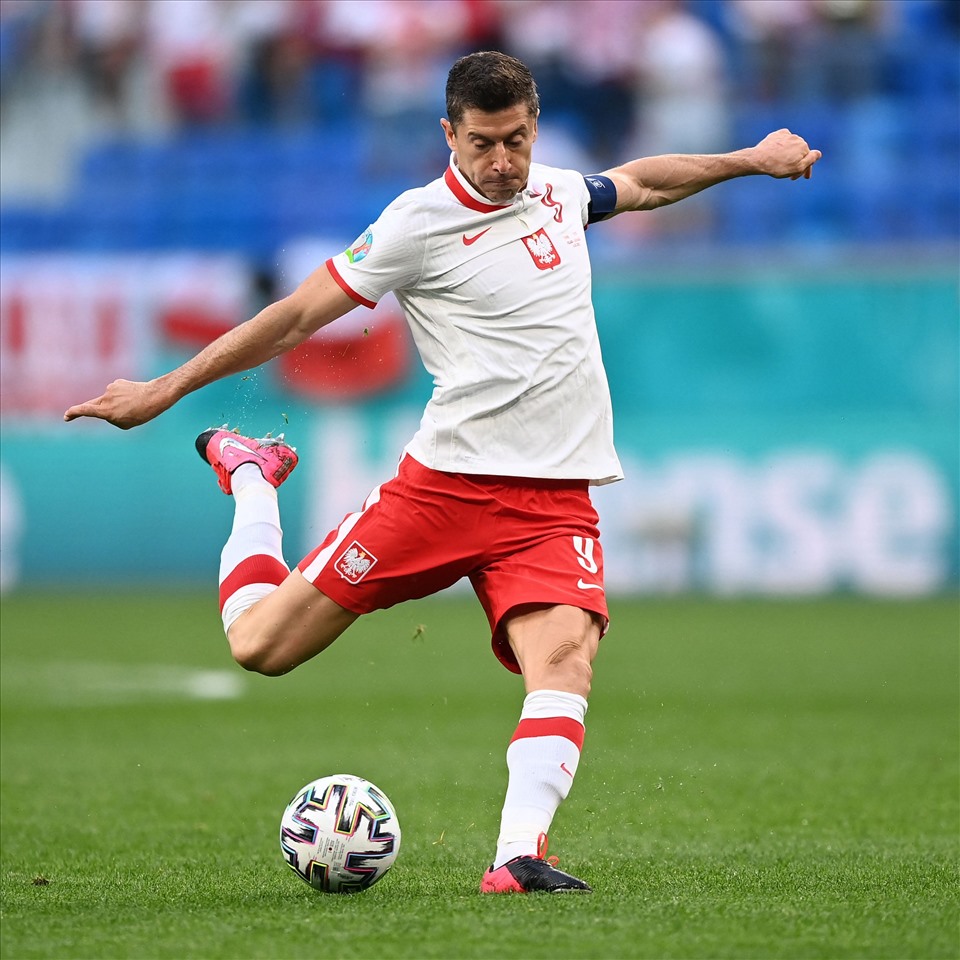 Lewandowski mờ nhạt, "đại bàng trắng" Ba Lan phơi áo trước Slovakia