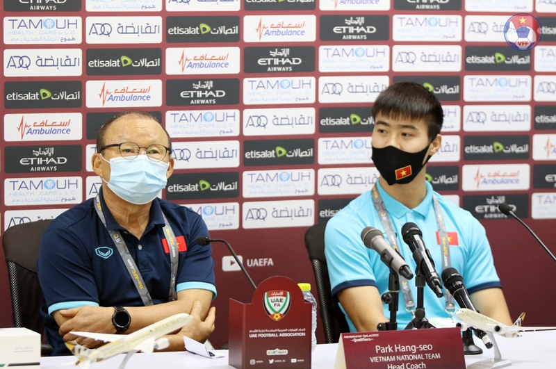 Trung vệ Duy Mạnh tham gia buổi họp báo trước trận đấu với UAE cùng huấn luyện viên Park Hang-seo với tư cách là đội phó đội tuyển Việt Nam. Ảnh: VFF