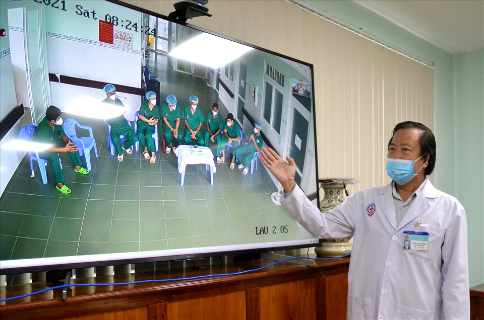TS.BS Trần Phước Hồng, Chủ tịch Công đoàn cơ sở Bệnh viện đa khoa khu vực tỉnh An Giang trao đổi với nhóm thầy thuốc điều trị bệnh nhân COVID-19. Ảnh: LT
