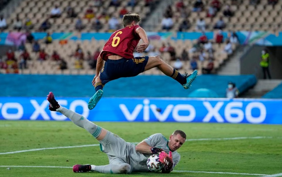 Thủ môn Robin Olsen xuất sắc cùng sự vô duyên của các chân sút Tây Ban Nha khiến trận đấu không thể có bàn thắng. Ảnh: UEFA