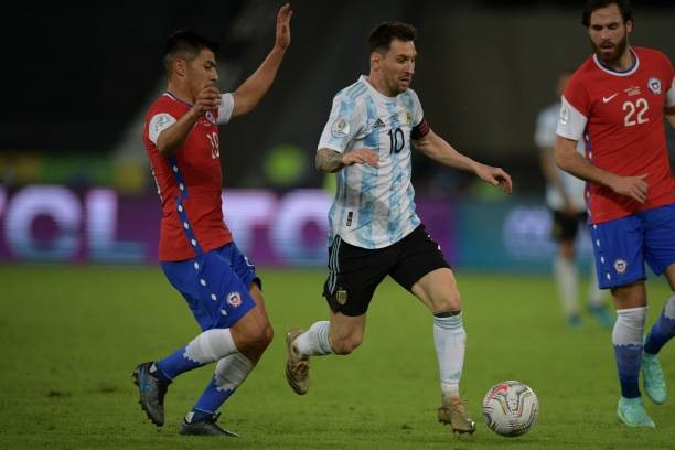 Messi bị hậu vệ Chile theo kèm rất sát. Ảnh: AFP