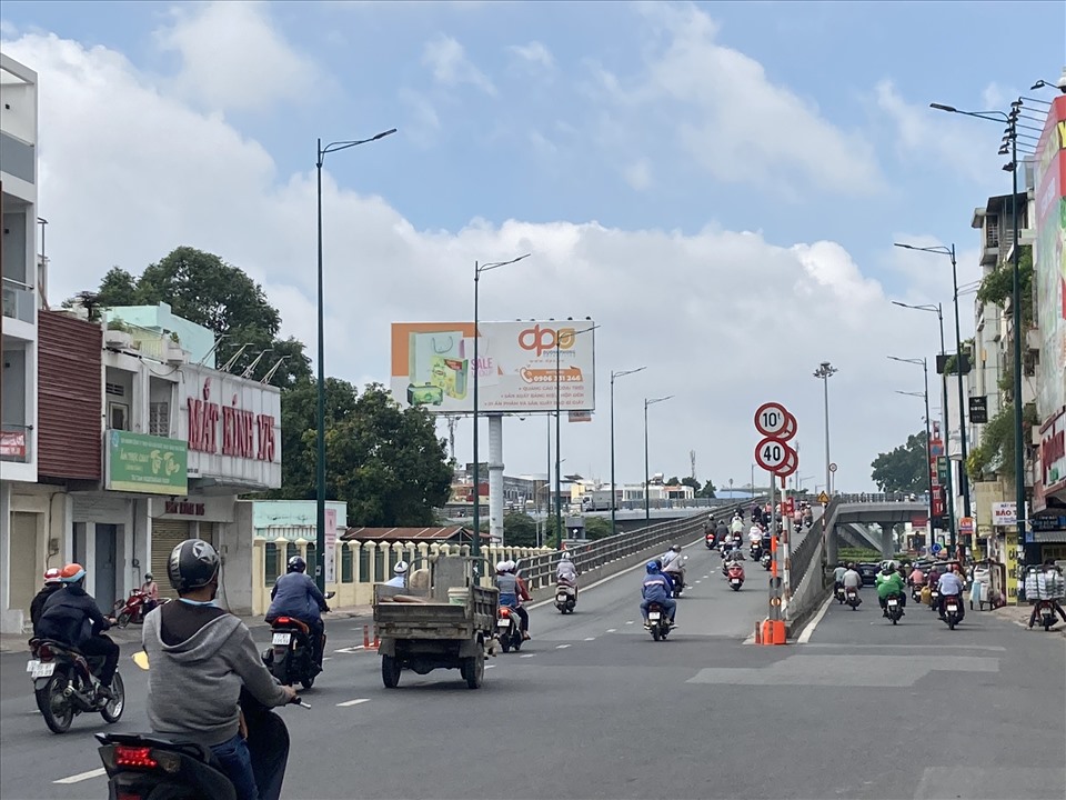 Giao thông thưa thớt trên đường Nguyễn Kiệm. Ảnh: Anh Tú