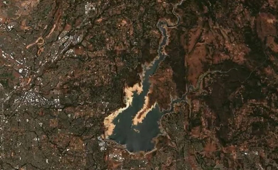 Hồ Folsom, một điểm đến nghỉ ngơi khác ở California, chỉ có dung tích chứa nước là 35%. Các hình ảnh vệ tinh của ESA cho thấy đường bờ biển kéo dài nhiều đến trung tâm của hồ với thảm thực vật khô.