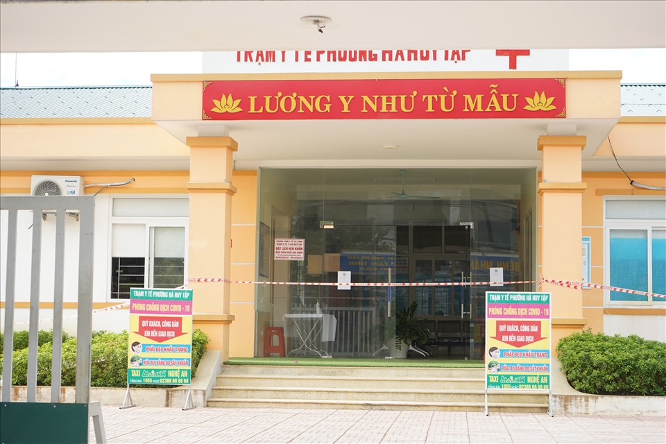 Trạm y tế phường Hà Huy Tập (TP. Vinh) được bảo vệ nghiêm ngặt để phòng dịch bệnh. Ảnh: QĐ
