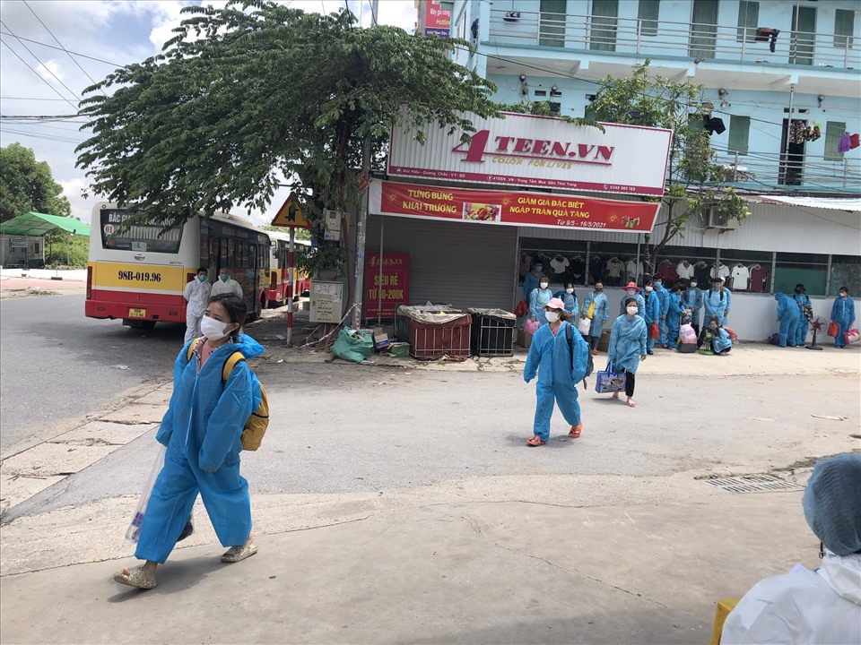 Công nhân ngoại tỉnh ở Bắc Giang chuẩn bị lên xe về quê do nghỉ việc bởi dịch. Ảnh: PV.