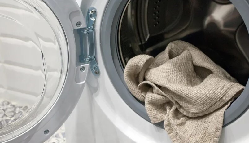 Không nên cho quần áo len vào máy sấy để tránh hư hại và hỏng thiết bị. Ảnh: Xinhua