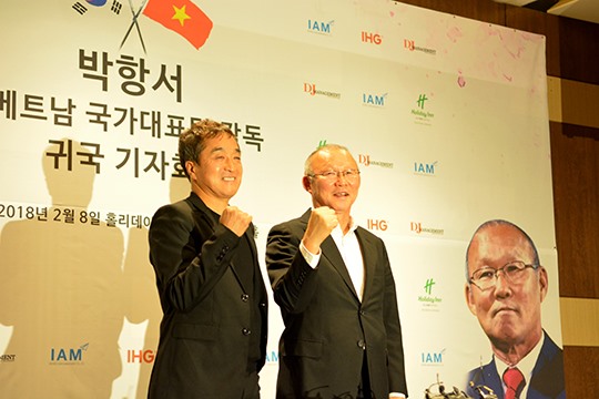Ông Lee Young-jin (trái) đã xây dựng mối quan hệ thân thiết với ông Park từ cách đây hơn 30 năm. Ảnh: DJ.