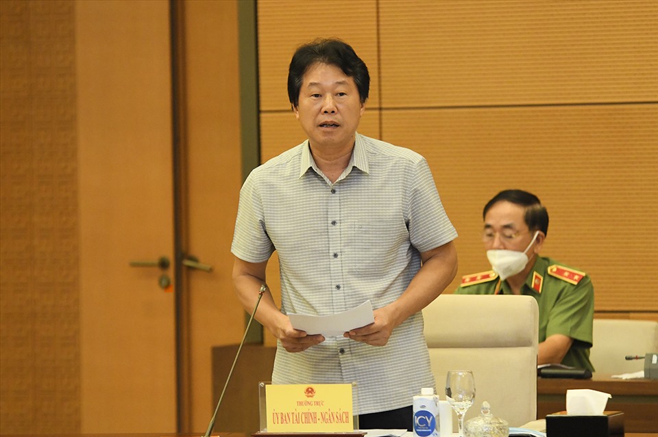 Phó Chủ nhiệm Ủy ban Tài chính - Ngân sách Đinh Văn Nhã trình bày báo cáo tại phiên họp. Ảnh: Minh Thành