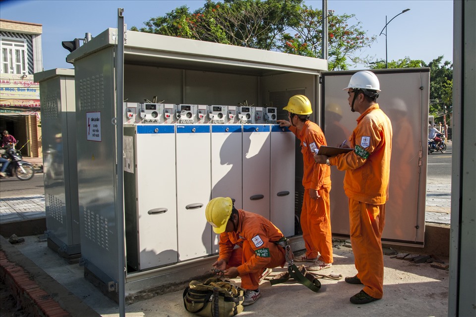 Nhân viên các đơn vị điện lực phía Nam tăng cường kiểm tra, củng cố lưới điện nhằm tránh sự cố trong mùa mưa bão. Ảnh EVNSPC cung cấp