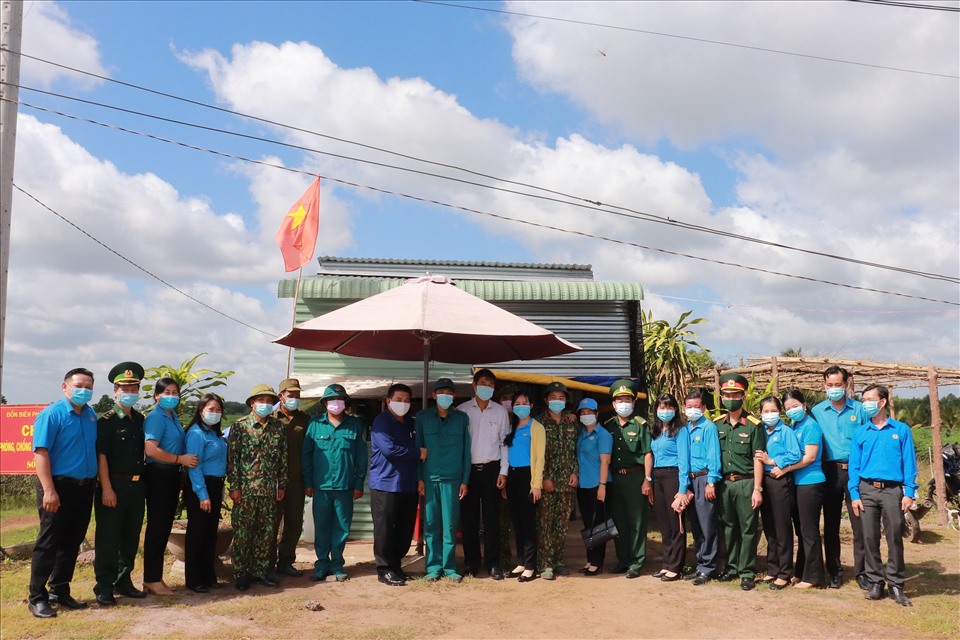 Đoàn đến thăm và trao tặng kinh phí, nhu yếu phẩm cho các đồn biên phòng do LĐLĐ tỉnh vận động ủng hộ.