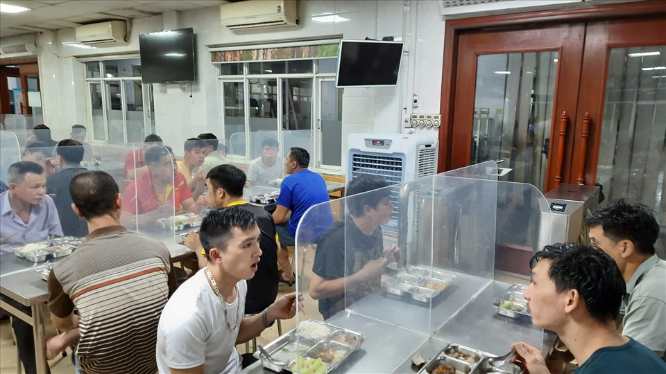 Quạt hơi nước được trang bị bổ sung trong phòng ăn tập thể công nhân mỏ Dương Huy. Ảnh: Hương Giang