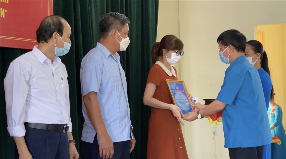 Ông Trịnh Văn Bừng trao Bằng khen cho chị Nguyễn Thị Hường - Công ty TNHH Cutech Việt Nam. Ảnh: Hà Anh