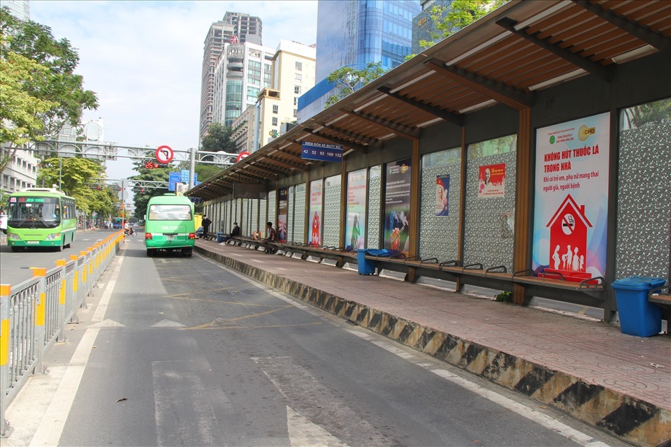 Trạm xe buýt trên đường Hàm Nghi (quận 1) vắng khách đi xe buýt.  Ảnh: Chân Phúc