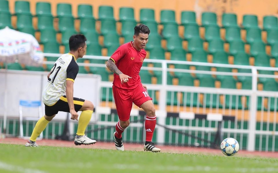 Huỳnh Quang Thanh (áo đỏ), người từng sút túng lưới UAE tại Asian Cup 2007. Ảnh: Đ.Đ