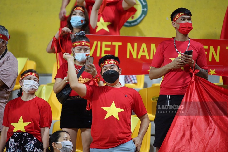 Rất nhiều cổ động viên tới cổ vũ cho đội tuyển Việt Nam.