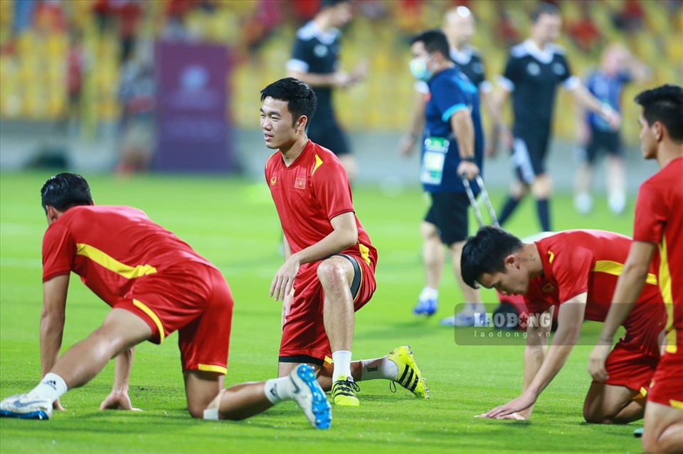 Đội tuyển Việt Nam khởi động trước trận đấu. Ảnh Trung Thu
