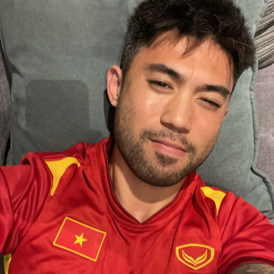 Lee Nguyễn mặc áo thi đấu cổ vũ đội tuyển Việt Nam. Ảnh: FBNV
