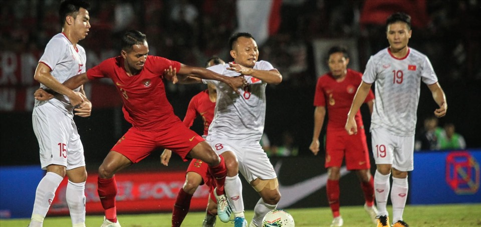 Tuyển Việt Nam tiếp tục duy trì mạch bất bại khi thắng Indonesia 3-1 trên sân khách hôm 15.10.2019. Ba cầu thủ lập công cho tuyển Việt Nam là Đỗ Duy Mạnh, Quế Ngọc Hải (phạt đền) và Nguyễn Tiến Linh.