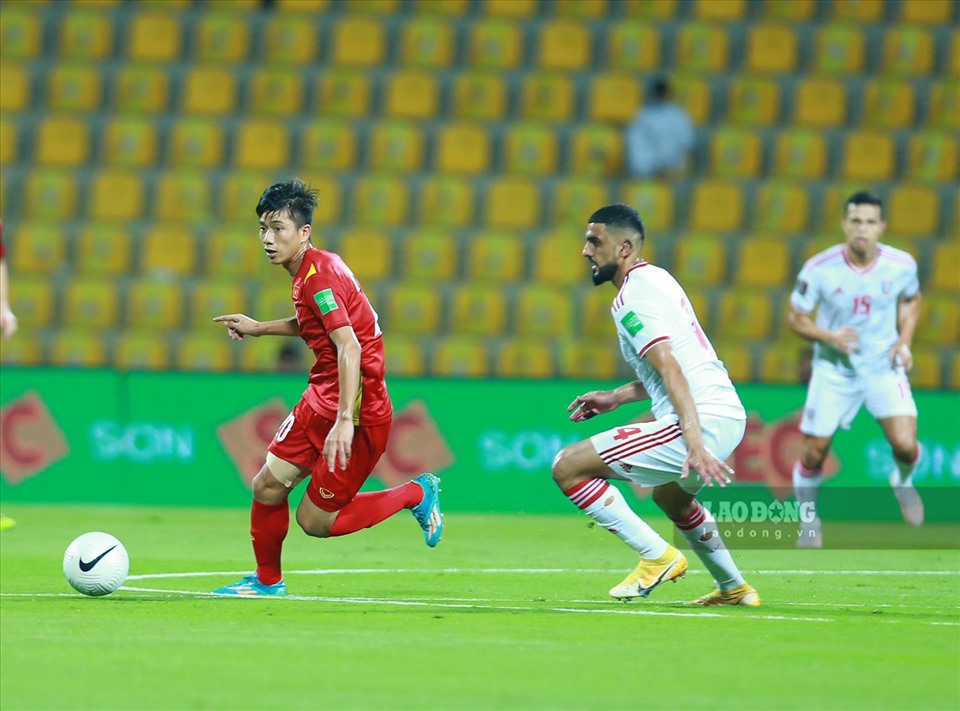 Ở trận đấu cuối cùng vòng loại thứ 2 tối 15.6, tuyển Việt Nam thua UAE 2-3. Kết quả này khiến tuyển Việt Nam chỉ đứng thứ 2 bảng G, tuy nhiên đội vẫn giành đi tiếp vào vòng loại thứ 3 World Cup 2022 với tư cách 1 trong 5 đội nhì bảng có thành tích tốt nhất. Đây là lần đầu tiên trong lịch sử, tuyển Việt Nam tiến đất giai đoạn này.  Tổng cộng sau 8 trận đã thi đấu, tuyển Việt Nam thắng 5 trận, hoà 2 và thua 1. Đội ghi được 13 bàn thắng, thủng lưới 5 bàn. Ảnh: Trung Thu.