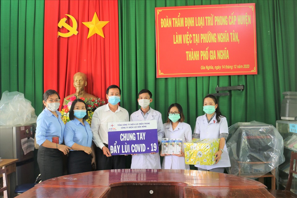 Điện lực Đắk Nông đến thăm các cở sở y tế trên địa bàn.