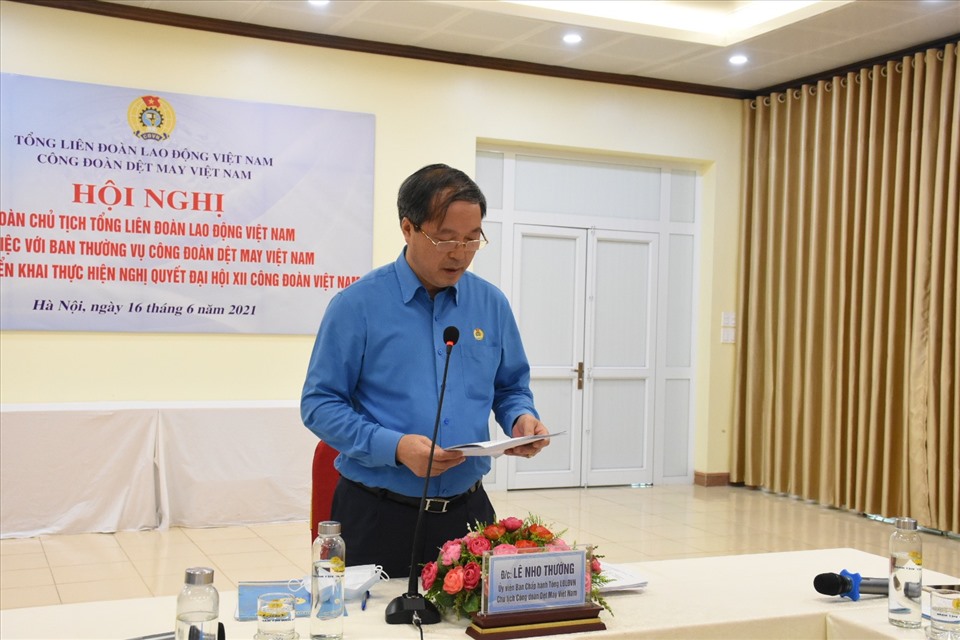 Chủ tịch Công đoàn Dệt may Việt Nam Lê Nho Thướng phát biểu tại điểm đầu cầu trụ sở Công đoàn Dệt may Việt Nam. Ảnh: Vĩnh Hồng