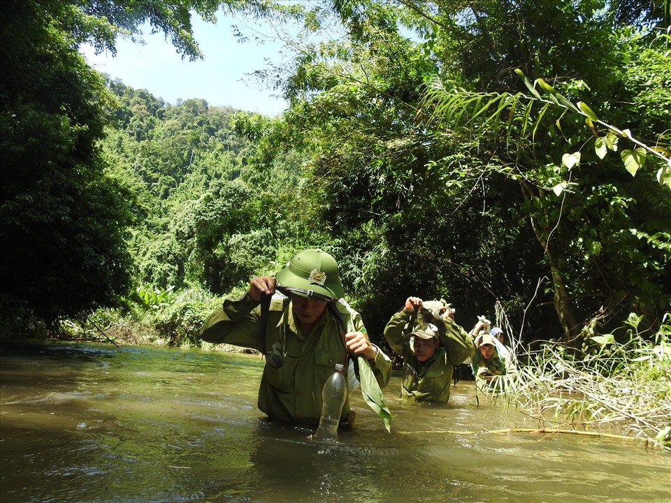 Đội Anti Poaching băng qua những con suối ngập đến ngang bụng để làm nhiệm vụ. Ảnh: SVW