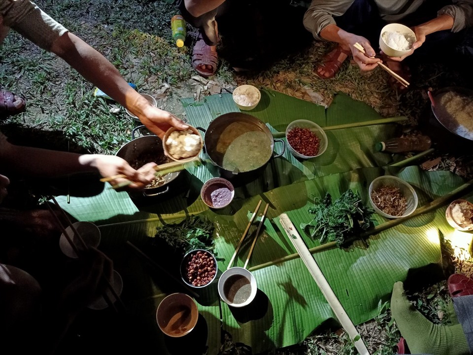 Bữa ăn đạm bạc giữa rừng của đội Anti Poaching. Nhiều tháng ròng họ “ăn rừng ngủ rừng“, bám rừng để gỡ từng rông bẫy, cứu từng con thú dính bẫy. Ảnh: SVW