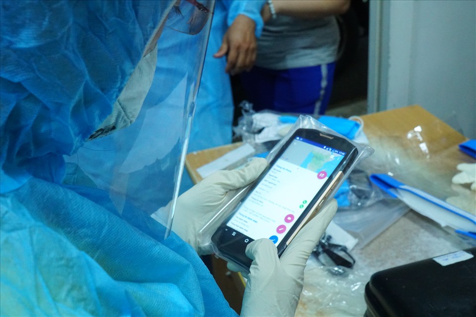 Chiếc điện thoại riêng được nhân viên y tế sử dụng trong quá trình vận chuyển F0. Ảnh: Thanh Vũ