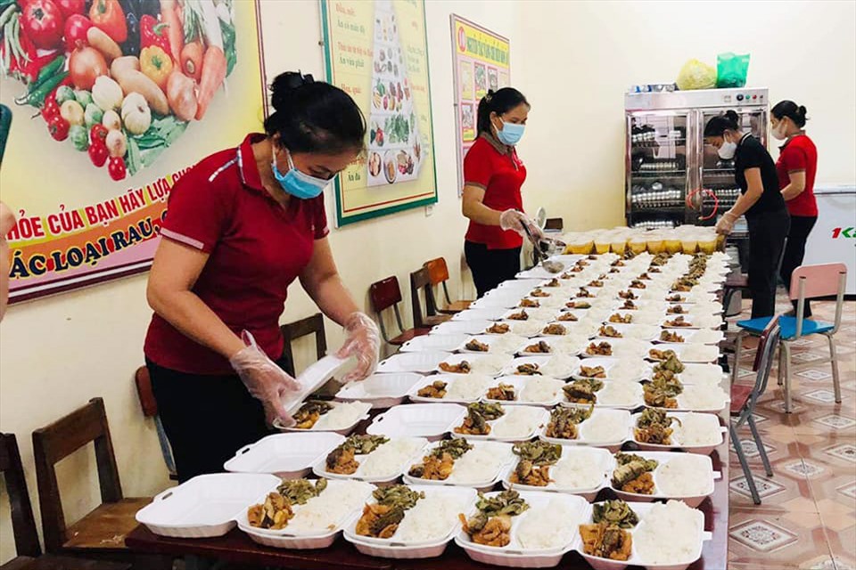 Đoàn viên công đoàn Thạch Hà tham gia nấu ăn phục vụ cho các khu cách ly. Ảnh: CĐ.