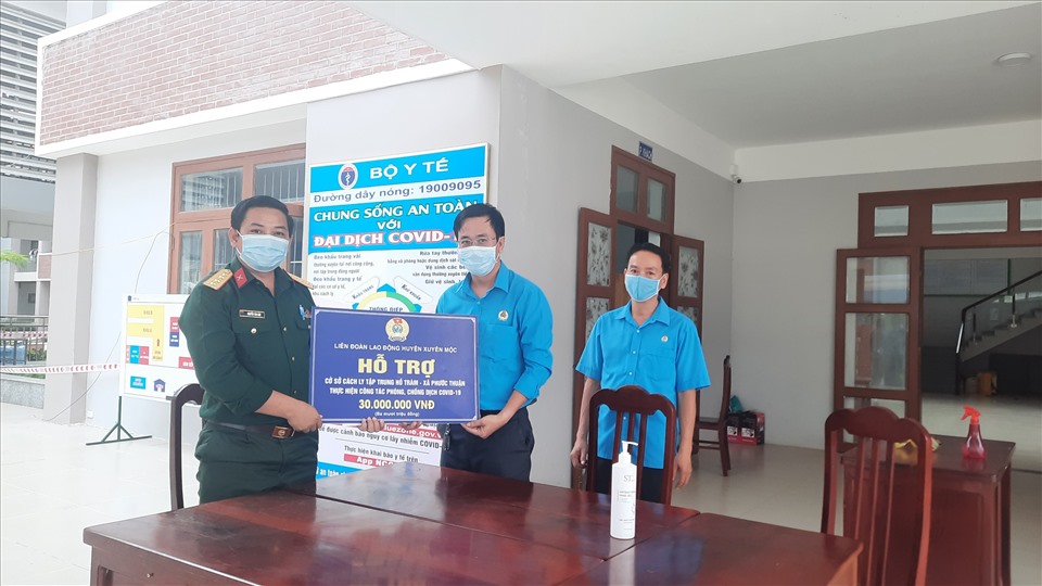 Lãnh đạo Liên đoàn Lao động huyện Xuyên Mộc tặng quà cho đại diện cơ sở cách ly tập trung xã Phước Thuận. Ảnh: Hoàng Hải