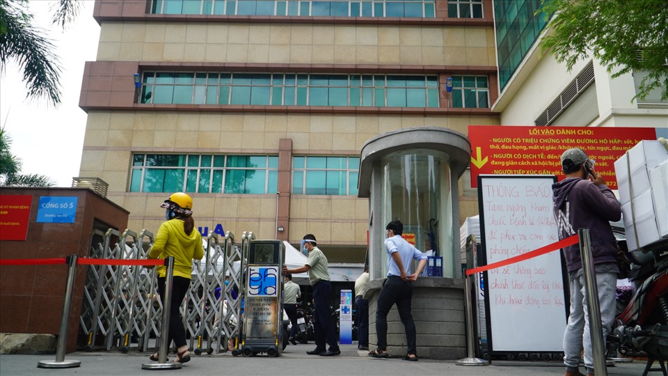 Được biết, đã có 5 bệnh viện tại TPHCM ghi nhận nhân viên y tế mắc bệnh gồm: Bệnh viện quận Tân Phú (5 người), Bệnh viện tư nhân Nam Sài Gòn (1 người), Bệnh viện Nhi đồng 1 (1 người), Bệnh viện Bệnh Nhiệt đới (60 người) và Bệnh viện Nhân dân Gia Định (2 người).