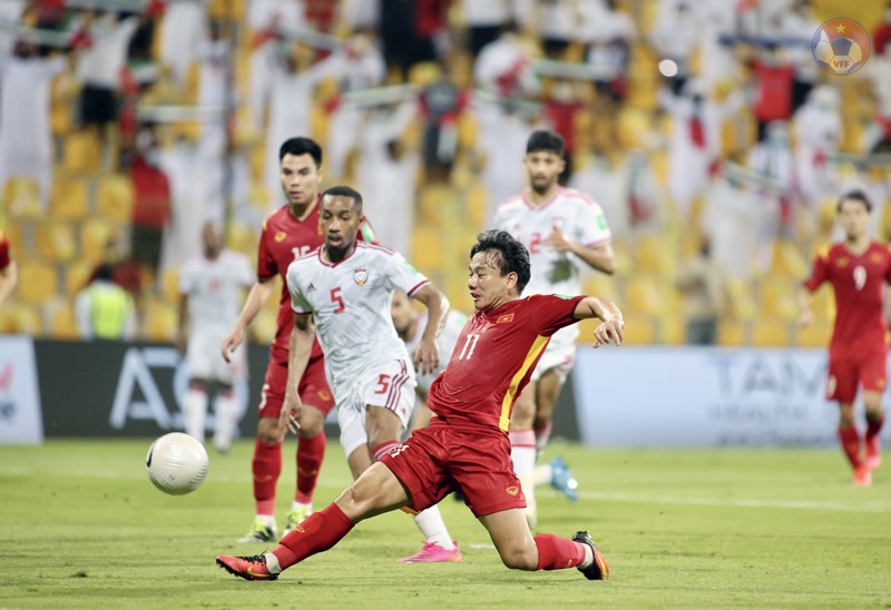 Tiền vệ Minh Vương đã giúp đội tuyển Việt Nam rút ngắn tỉ số 2-3 trước UAE. Ảnh: VFF