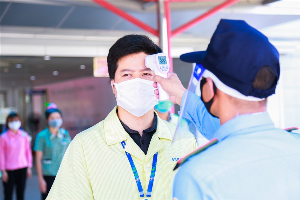 Nhân viên Công ty TNHH Samsung Điện tử Việt Nam Thái Nguyên đo thân nhiệt trước khi vào nhà máy. Ảnh: SSVN