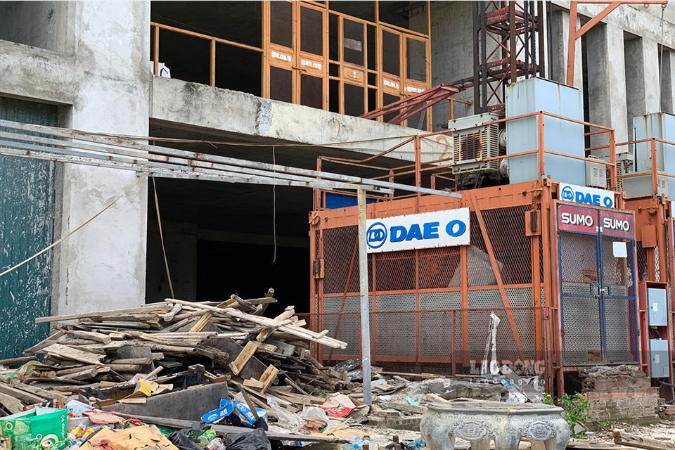 Phía bên trong, do dừng thi công từ nhiều năm nay, nhiều máy móc, giàn giáo xây dựng cũng hoen gỉ theo thời gian.