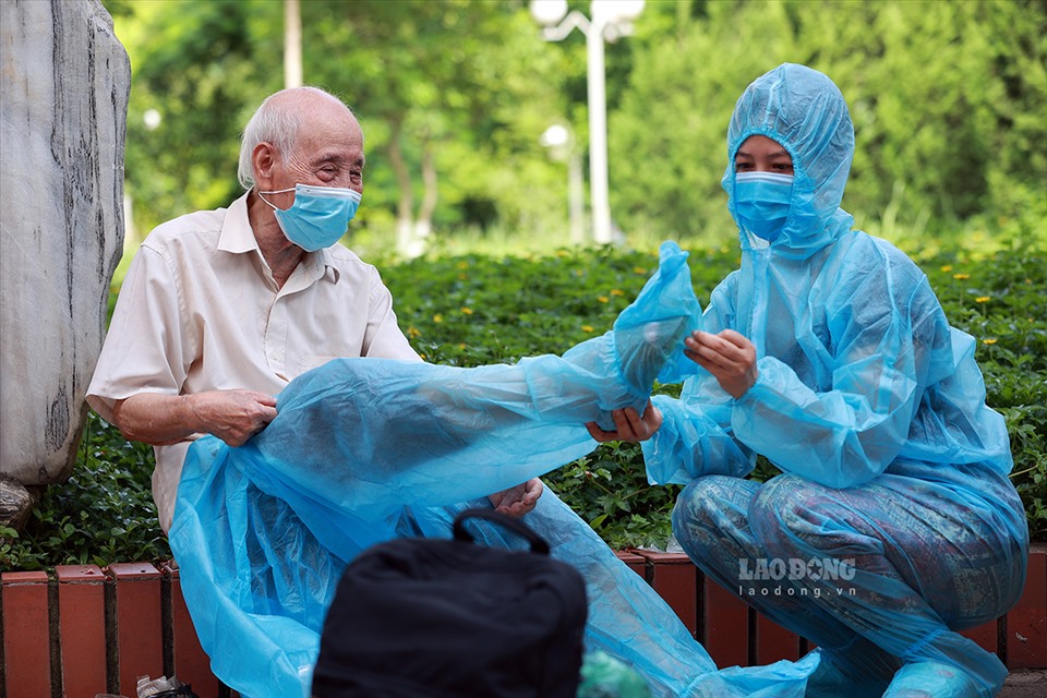 Ông Nguyễn Văn Thảo, 88 tuổi (phường Khương Trung) mặc đồ bảo hộ trước khi lên xe trở về địa phương. Cũng theo Trung tá Trung, năm 2021 tiếp nhận 100% trường hợp F1, nguy cơ lây nhiễm cao, do đó yêu cầu đảm bảo an toàn, tránh lây nhiễm chéo nếu có trong khu vực cách ly được đặt lên hàng đầu.