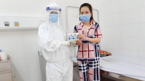Bệnh nhân tại Bệnh viện Y học Cổ truyền - Bắc Giang nhận sản phẩm. Thực phẩm dinh dưỡng Deli Soup