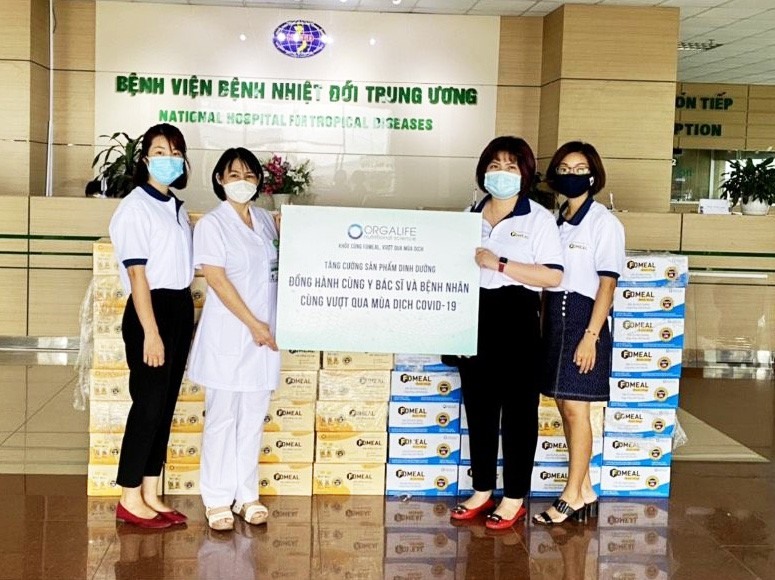 Đại diện Orgalife trao tặng sản phẩm dinh dưỡng tại Bệnh viện Nhiệt đới Trung ương – Hà Nội