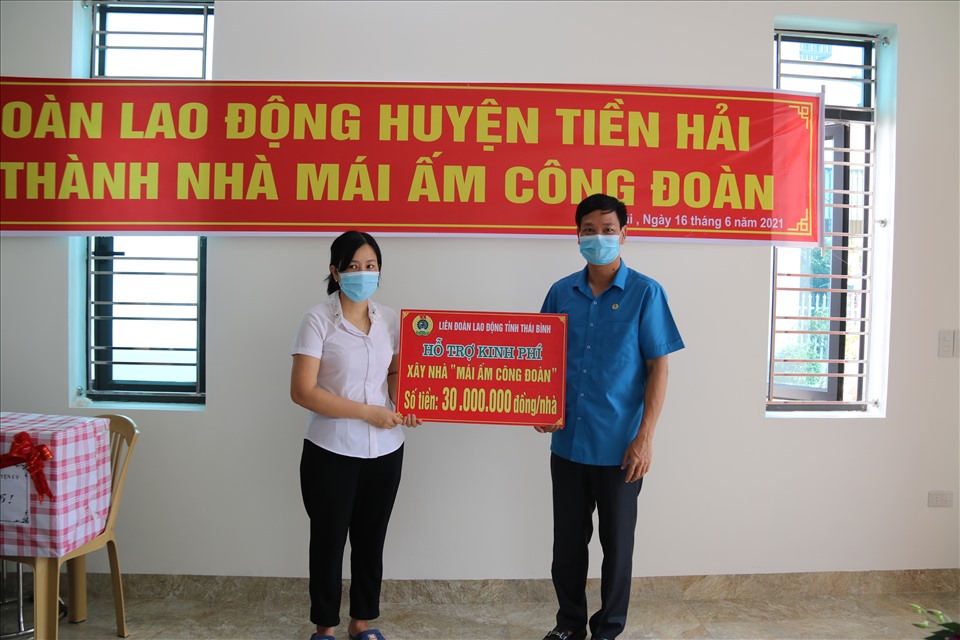 Phó chủ tịch Thường trực Liên đoàn Lao động tỉnh Nguyễn Thái Dương trao kinh phí hỗ trợ xây nhà cho đoàn viên Lê Thị Hồng Nhung. Ảnh Bá Mạnh