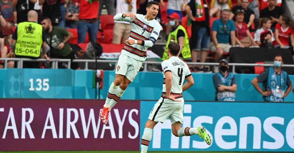 “Superman” Ronaldo. Ảnh: AFP.
