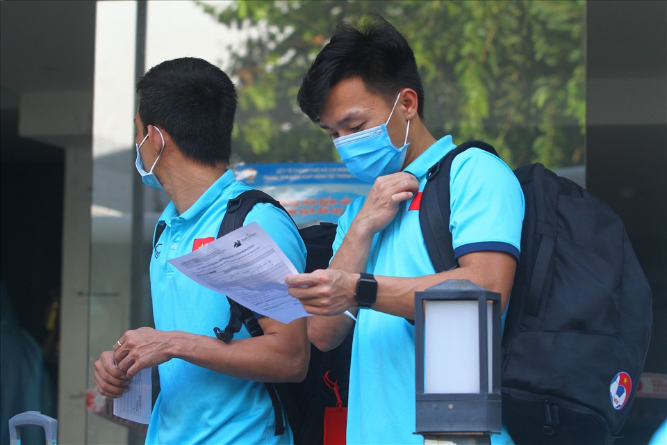 Các cầu thủ cần xuất trình giấy chứng nhận hoàn tất cách ly mới được ra về. Được biết, sau khi hoàn tất cách ly tại khách sạn, các cầu thủ và ban huấn luyện đội tuyển Futsal Việt Nam phải tiếp tục thực hiện thêm 7 cách ly tại nhà mới được ra ngoài.