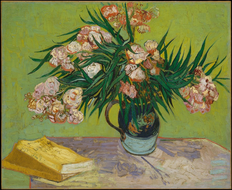 Tĩnh vật: Lọ hoa trúc đào và Sách (Still Life: Vase with Oleanders and Books), tháng 8 năm 1888, sơn dầu trên toan, 235⁄8 × 283⁄4 in. [60 × 73 cm]. Ảnh: Omega Plus cung cấp
