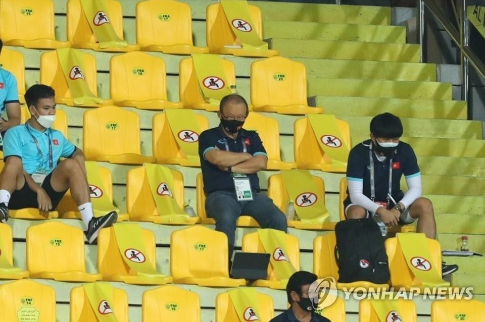 Ông Park Hang-seo theo dõi trận Việt Nam thua UAE 2-3 từ trên khán đài do bị treo giò. Ảnh: Yonhap.