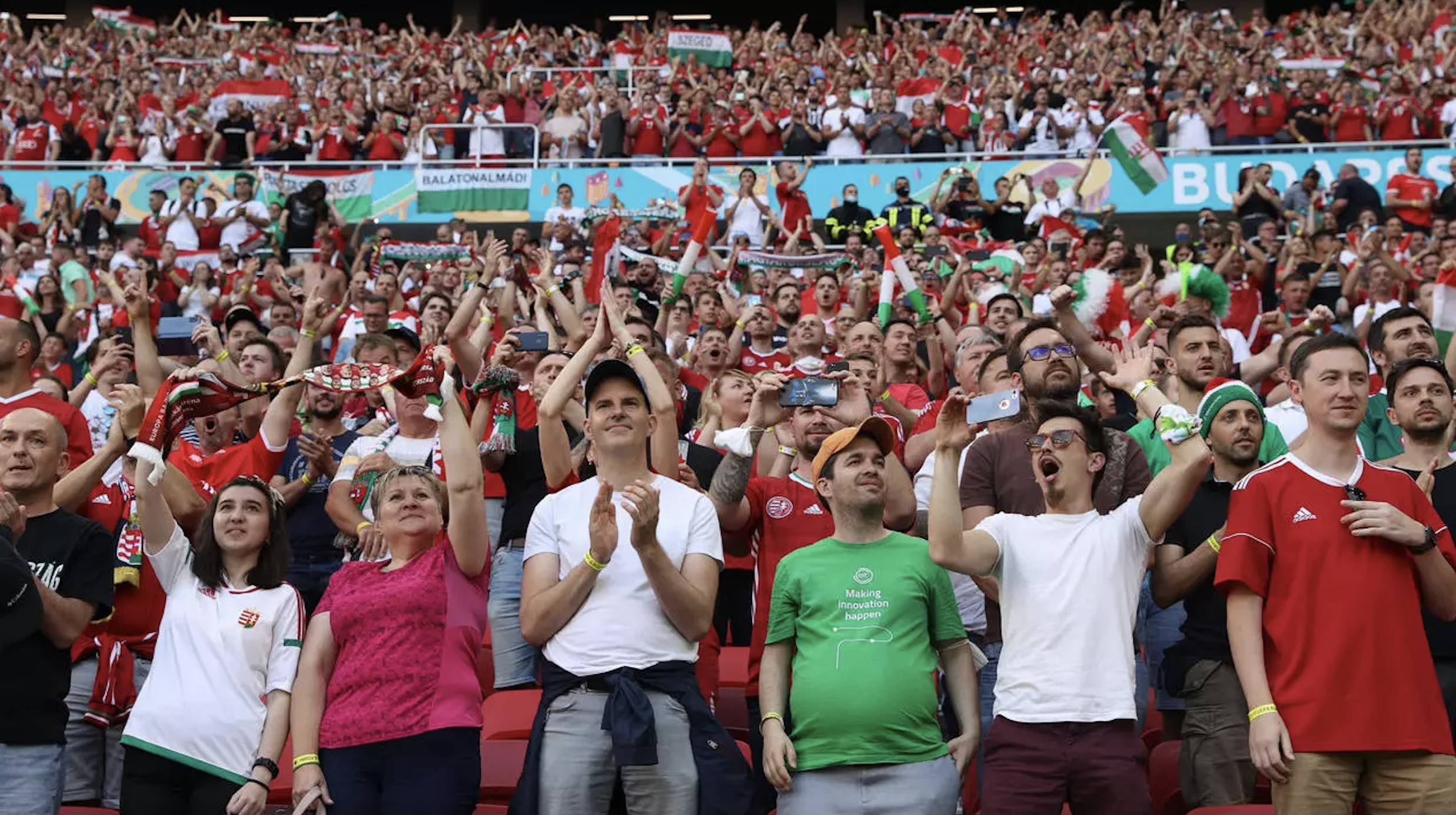 65 ngàn khán giả đã đến dân theo dõi bóng đá mà không cần khẩu trang. Ảnh AFP